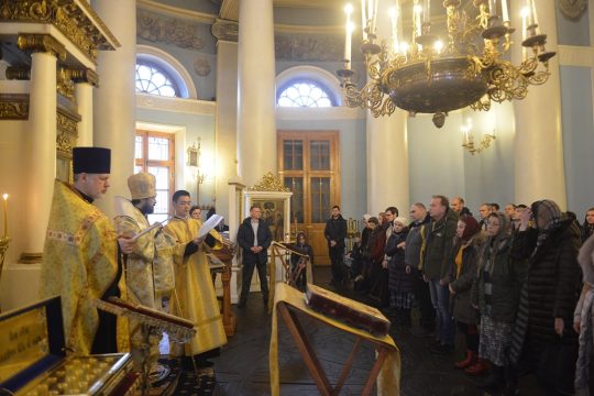 Mgr Hilarion a célébré  le rite de réunion à l’Église orthodoxe de ceux qui s’en étaient écartés