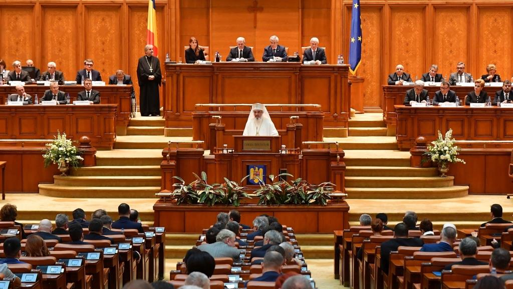 Hommage du patriarche Daniel au roi Michel de Roumanie devant le Parlement roumain