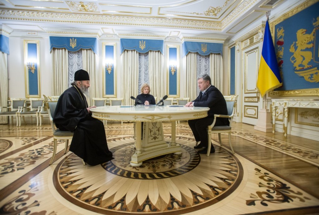 Ukraine : le président Porochenko remercie le métropolite Onuphre pour son aide à la libération de prisonniers