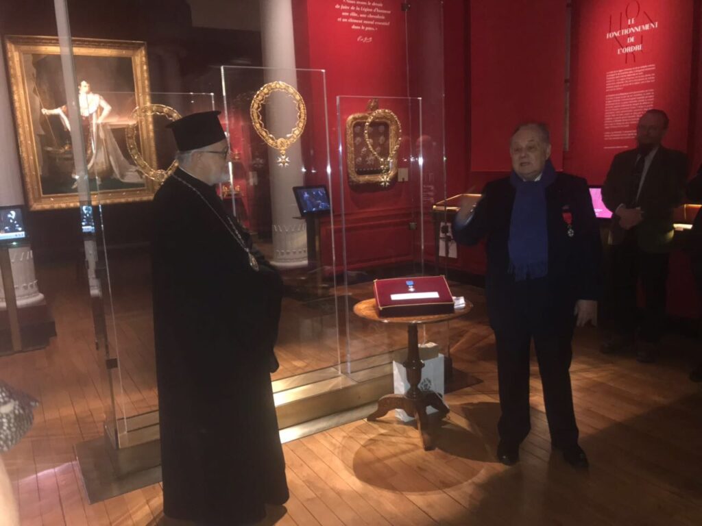 Mgr Jean de Charioupolis décoré chevalier de l’ordre national du Mérite