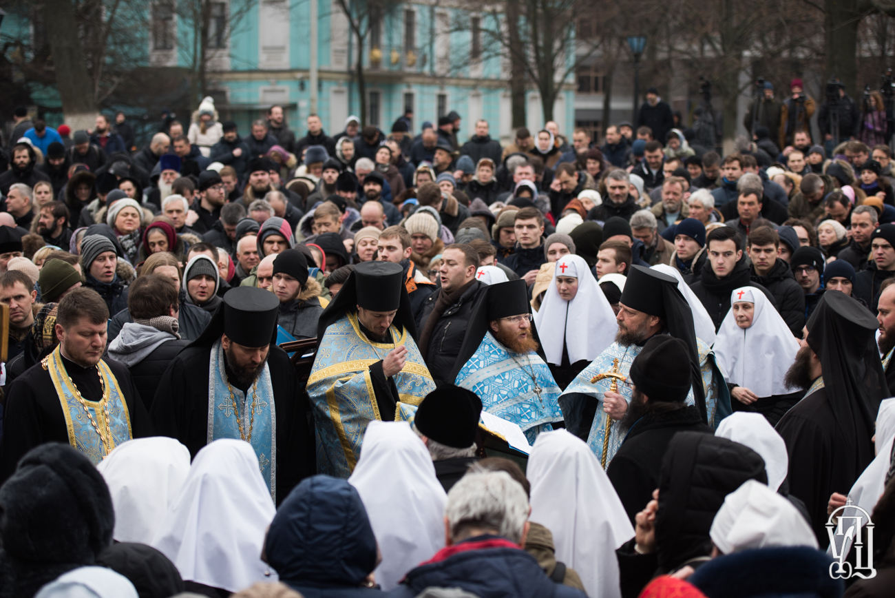 Les fidèles défendent le monastère de la “Dîme”  à Kiev, attaqué par des éléments radicaux ukrainiens