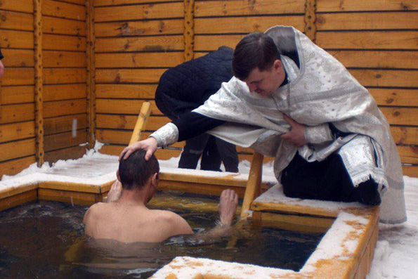 Des détenus d’une colonie pénitentiaire au Tatarstan reçoivent le baptême