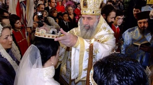 L’Église de Géorgie organise 400 mariages et une procession à Tbilissi en réponse à la journée LGBT.