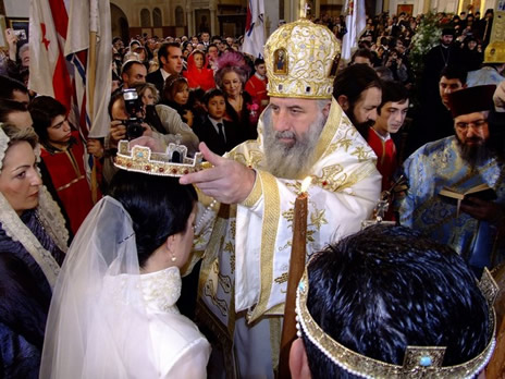 L’Église de Géorgie organise 400 mariages et une procession à Tbilissi en réponse à la journée LGBT.