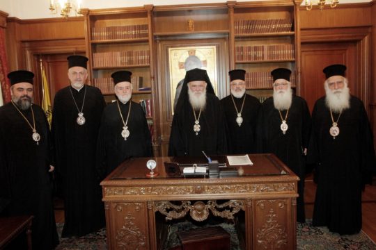 Une commission du Patriarcat oecuménique rend visite au Saint-Synode de l’Église de Grèce pour l’informer de l’évolution de la situation en Ukraine