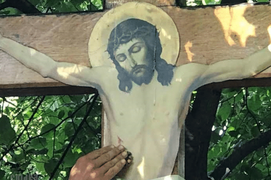 À Kiev, une croix a exsudé de l’huile parfumée lors d’un office pour la préservation des valeurs familiales chrétiennes