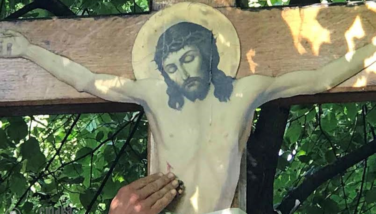 À Kiev, une croix a exsudé de l’huile parfumée lors d’un office pour la préservation des valeurs familiales chrétiennes