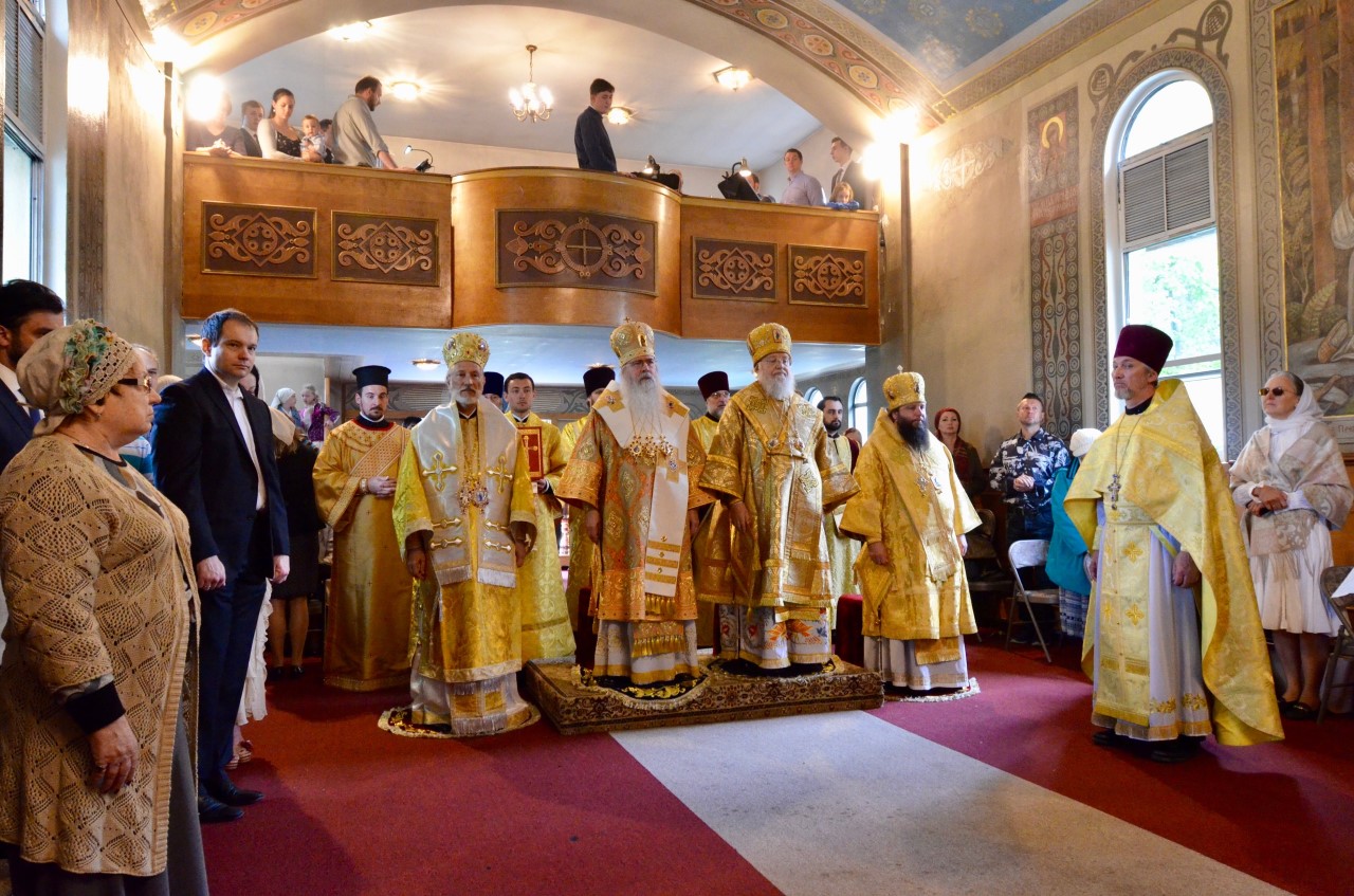 Les métropolites Tikhon (Église orthodoxe en Amérique) et Hilarion (Église russe hors-frontières) ont concélébré la liturgie au couvent de Novo-Diveevo (État de New York)