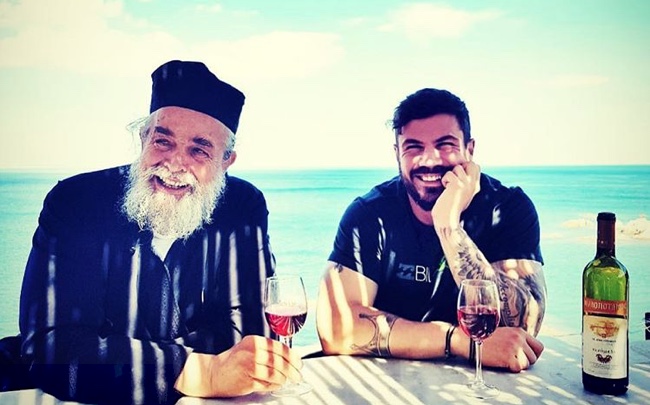 Le célèbre chef-cuisinier grec Akis Petretzikis rencontre le “chef athonite”, père Épiphane de Mylopotamos