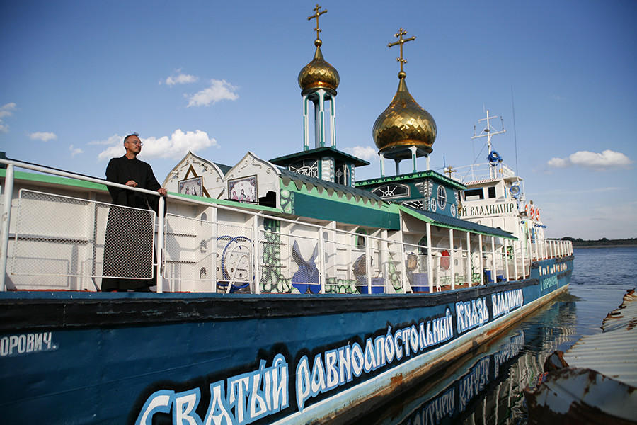 Russians turn boats and trains into churches