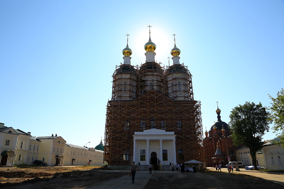 Première liturgie en l’église en cours de reconstruction à l’ermitage de Sarov