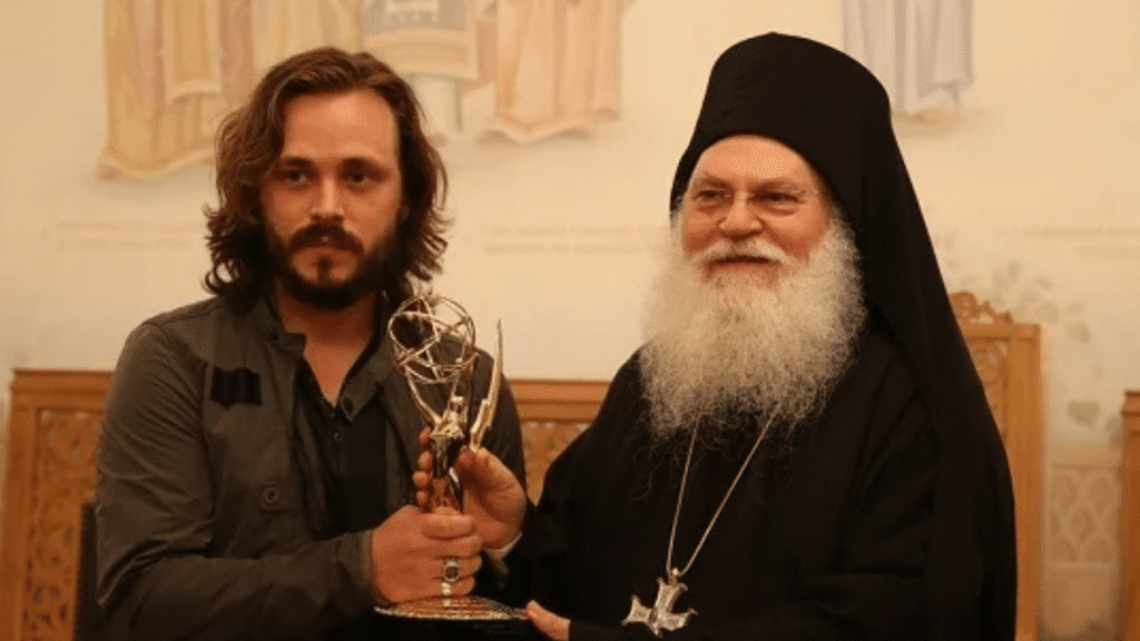 L’acteur Jonathan Jackson offre son Emmy Award au Mont Athos