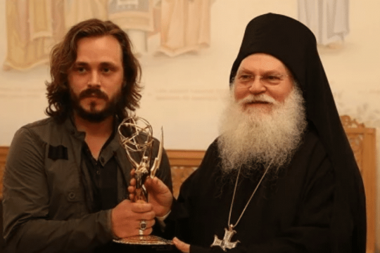 L’acteur Jonathan Jackson offre son Emmy Award au Mont Athos