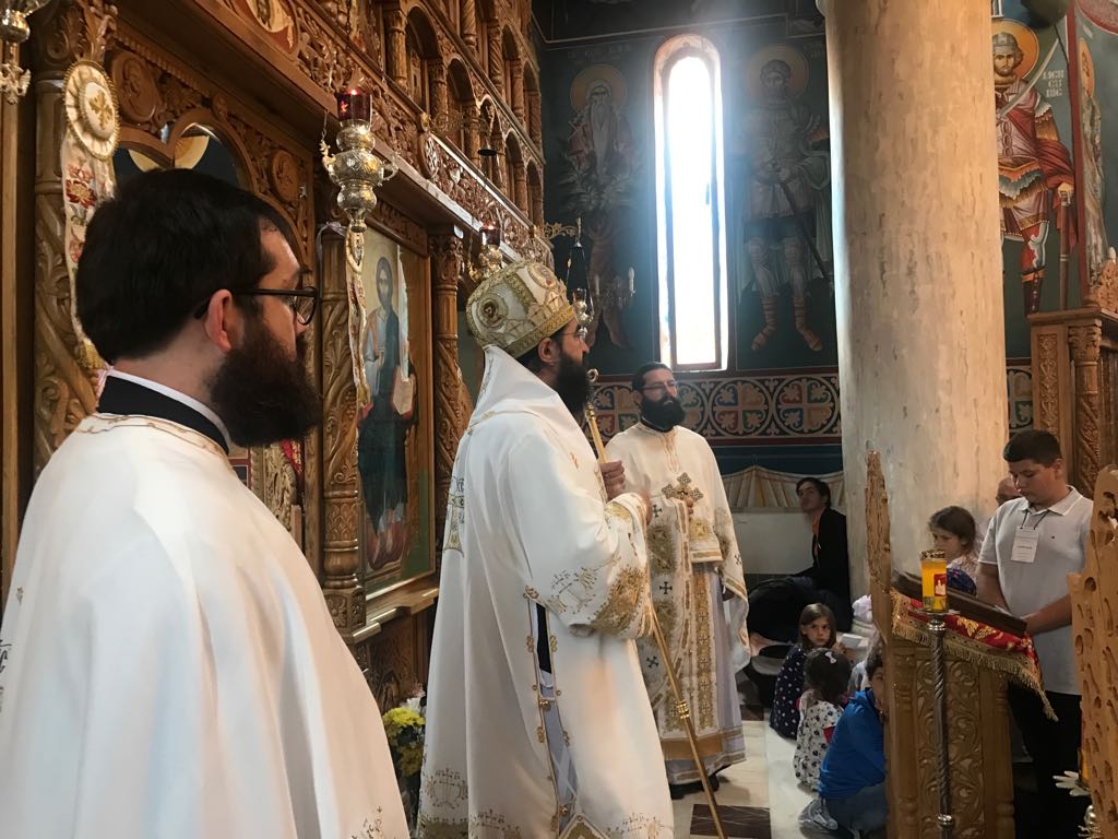 Plus de cent enfants ont participé à la liturgie célébrée par le métropolite Joseph, au monastère de Caraiman (Roumanie)