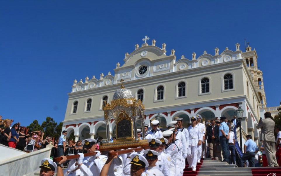 Thousands of faithful in tinos for the dormition of the mother of god