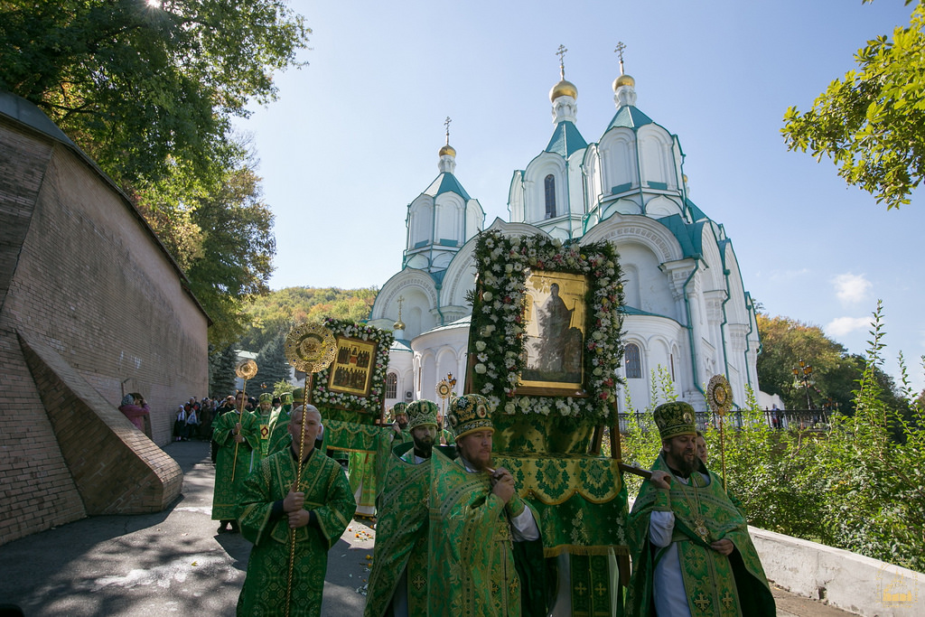 The three main ukrainian orthodox monasteries are « categorically opposed to autocephaly »