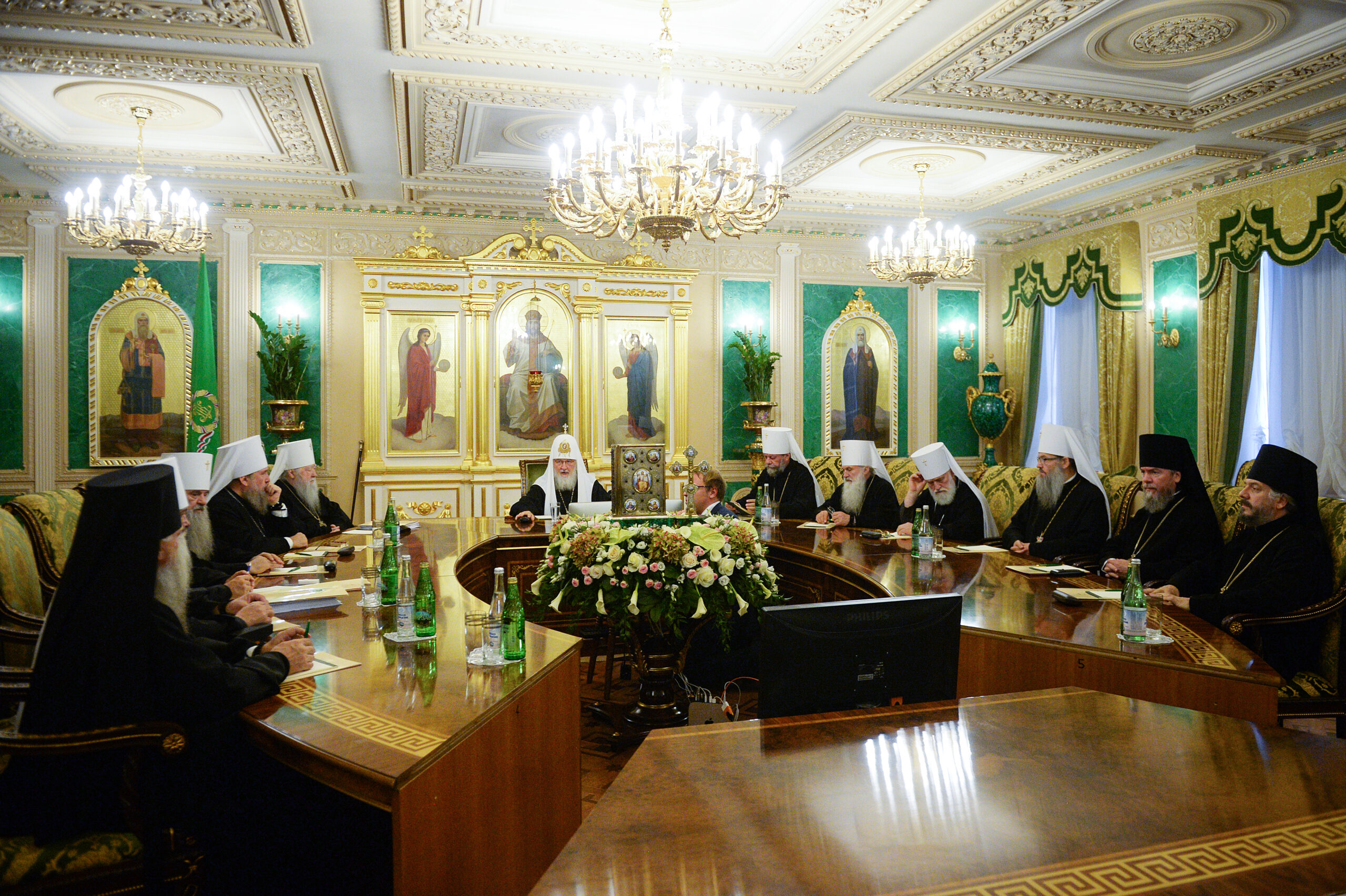 Le saint-synode de l’Église orthodoxe russe s’est réuni aujourd’hui en session extraordinaire pour examiner la question de l’envoi des exarques constantinopolitains à kiev