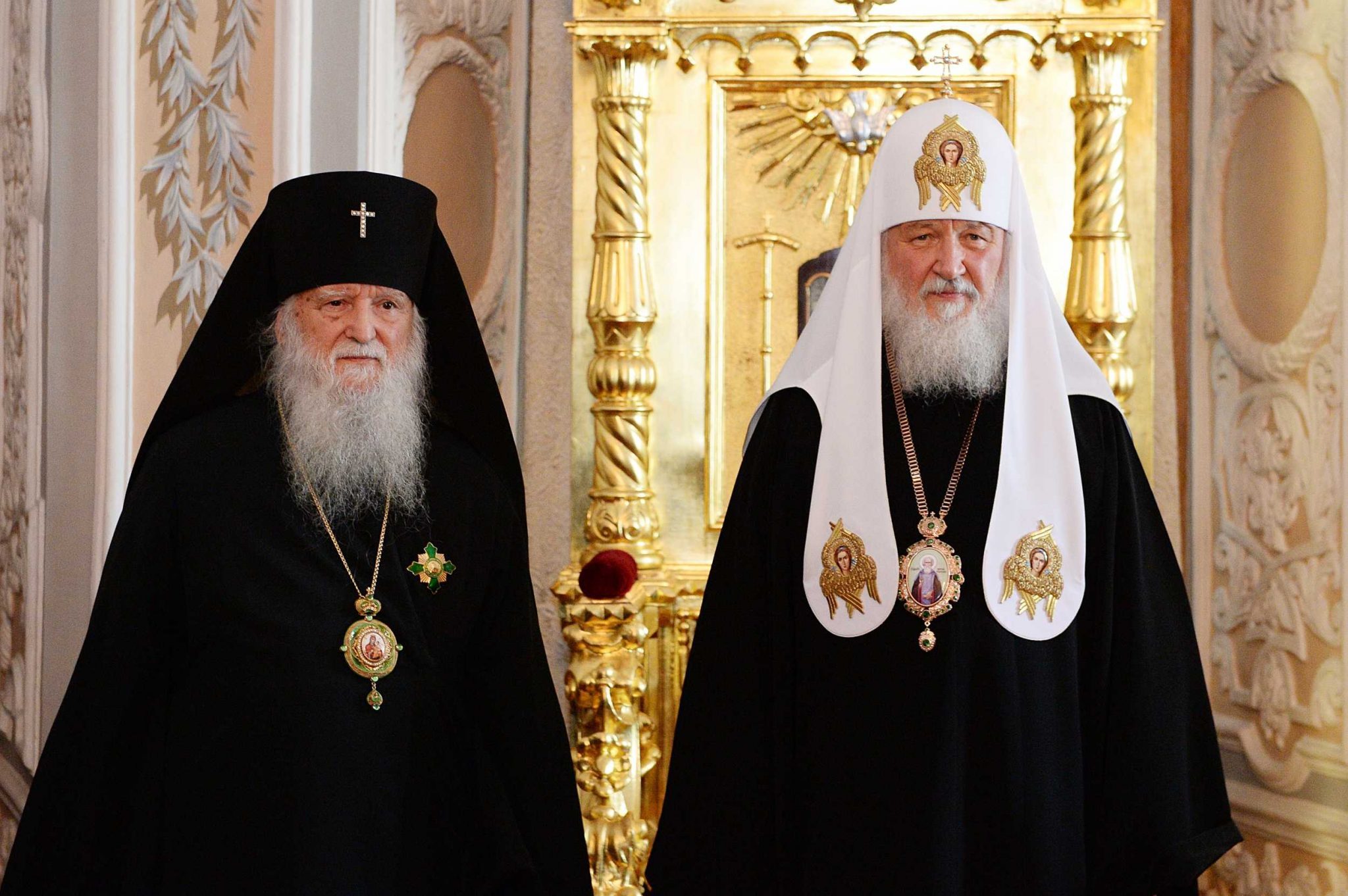 Le patriarche de Moscou Cyrille a décerné à l’archevêque de Meudon Michel (Donskoff) l’ordre de Saint-Séraphin de Sarov en la laure de la Trinité Saint-Serge