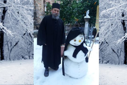 Fête de Noël enneigée sur le Mont Athos
