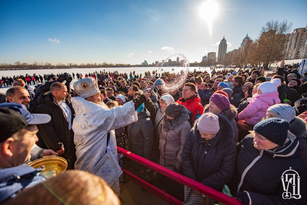 Le métropolite de Kiev Onuphre, primat de l’Église orthodoxe d’Ukraine, a béni les eaux du Dniepr