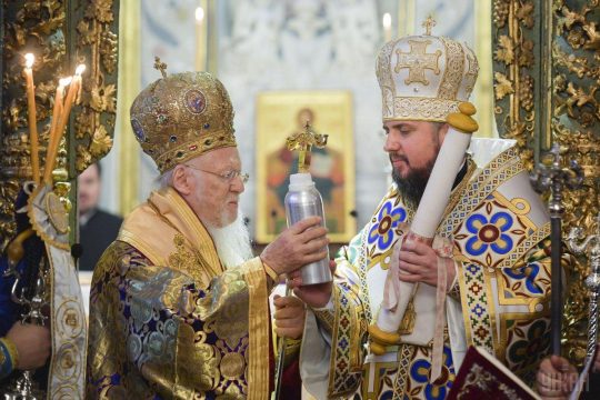 La remise du tomos d’autocéphalie de “l’Église orthodoxe autocéphale d’Ukraine”