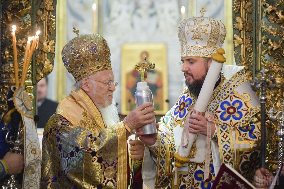 La remise du tomos d’autocéphalie de « l’Église orthodoxe autocéphale d’Ukraine »