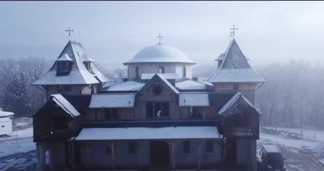 Le catholicon du monastère de la transfiguration recouvert par la neige