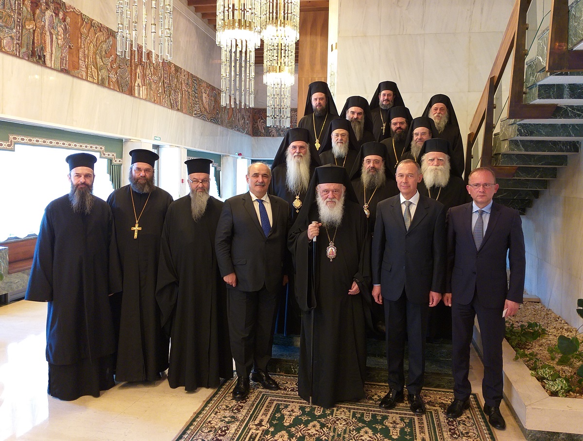 L’archevêque d’athènes jérôme et les membres de son saint-synode reçus par l’ambassadeur de russie en grèce à l’occasion du dimanche de l’orthodoxie