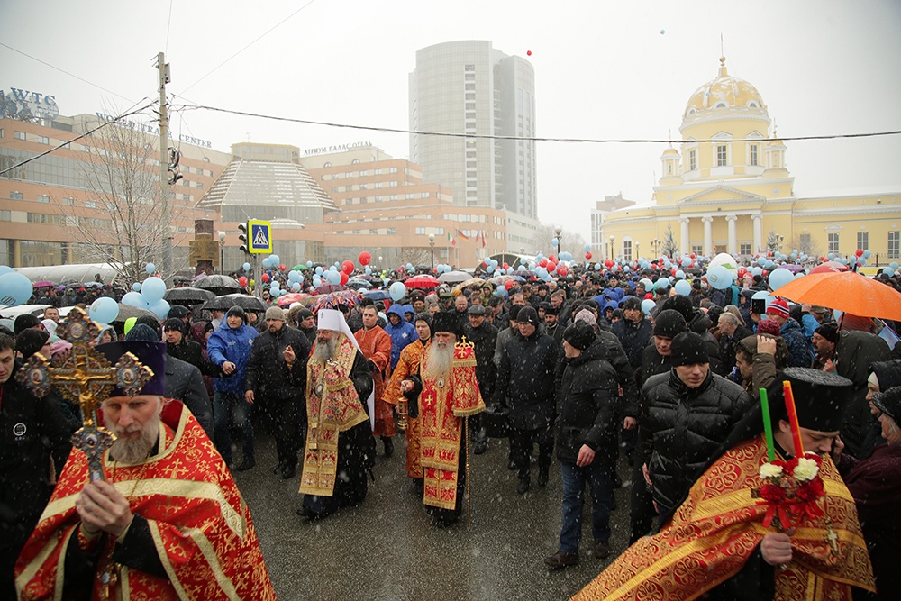 Plus de 20 000 fidèles ont participé à la procession du jour de pâques, à ekaterinbourg