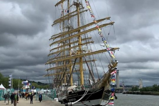 The Kruzenshtern reveals its Orthodox chapel to the Armada visitors in Rouen