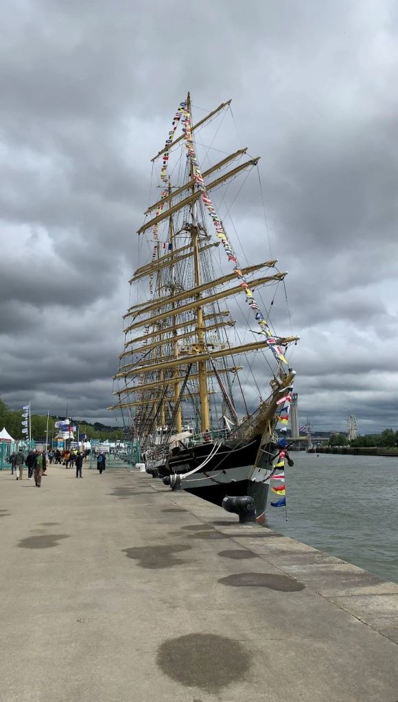 The kruzenshtern reveals its orthodox chapel to the armada visitors in rouen