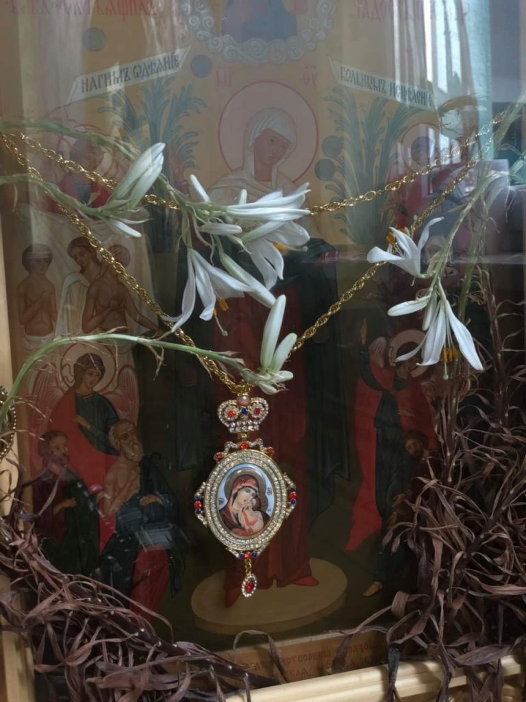 Pour la huitième fois consécutive, des lys séchés fleurissent sur une icône de la Mère de Dieu dans un monastère de Transcarpatie
