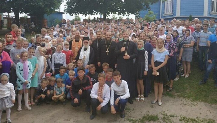Archimandrite nektarios (orthodox church of cyprus) visited parishes of western ukraine whose churches were seized by the new autocephalous church