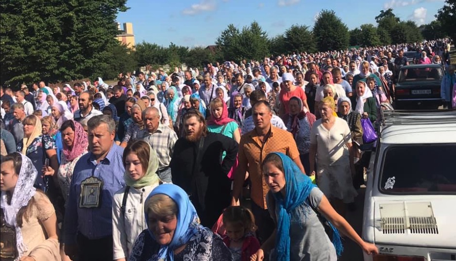 Two huge processions in Ukraine