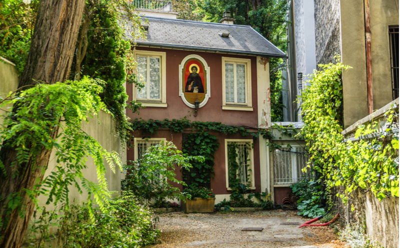 « le lieu bien gardé : la colline saint-serge »