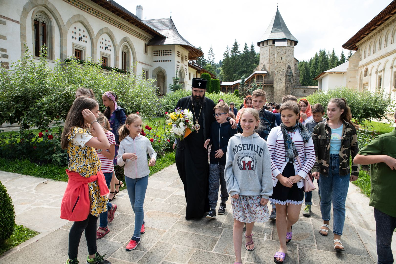 Le métropolite joseph (patriarcat de roumanie) a rendu visite aux enfants de son diocèse qui participent au camp « tradition et de spiritualité » organisé au monastère de putna