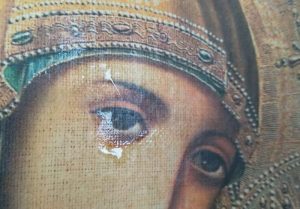 Une icône de la Mère de Dieu exsude une huile parfumée dans la région de Lvov (Ukraine)