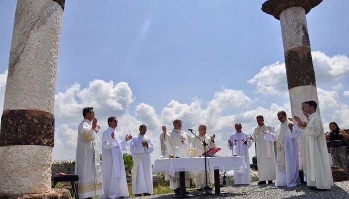 Messe catholique célébrée dans l’église orthodoxe Saint-Nicolas de Novo Brdo au Kosovo