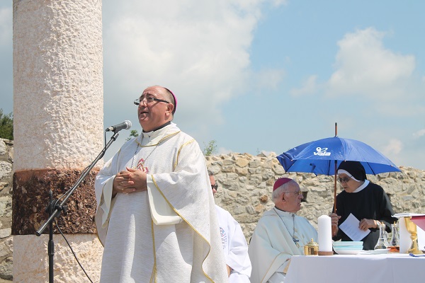 Messe catholique célébrée dans l’église orthodoxe Saint-Nicolas de Novo Brdo au Kosovo