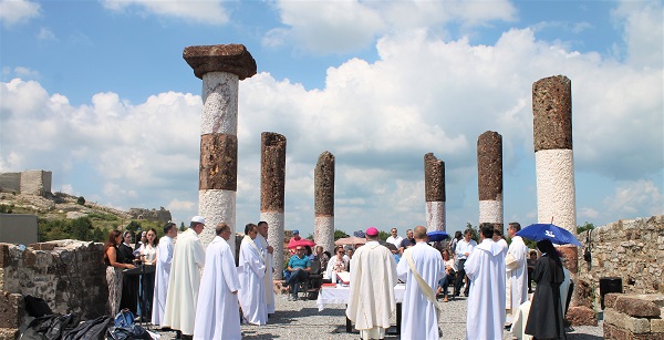 Roman catholic mass served on the grounds of the orthodox church of st. nicholas in novo brdo