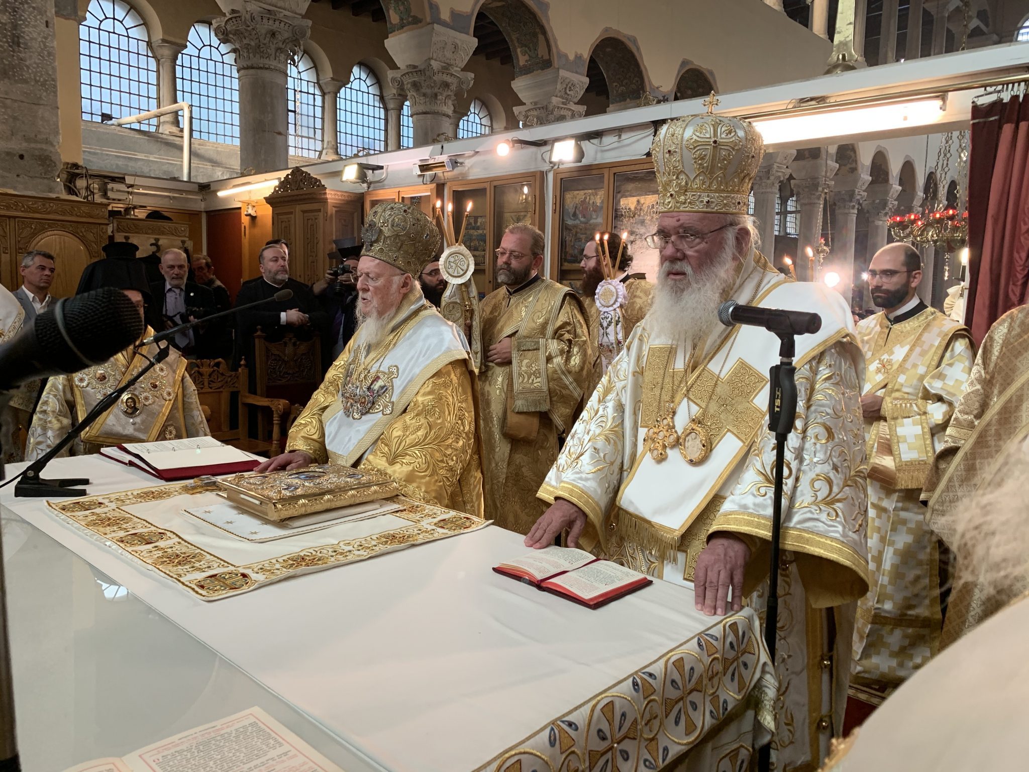 Le métropolite Épiphane commémoré pendant la divine liturgie célébrée à thessalonique