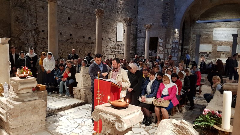 Plus de 200 orthodoxes roumains ont participé, le 1er novembre, à la divine liturgie dans les catacombes de Domitilla à Rome