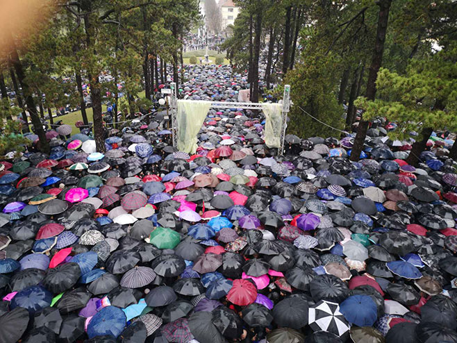 Des milliers de fidèles se sont rassemblées à nikšić pour protester contre le nouveau projet de loi de nationalisation des biens ecclésiastiques orthodoxes au monténégro