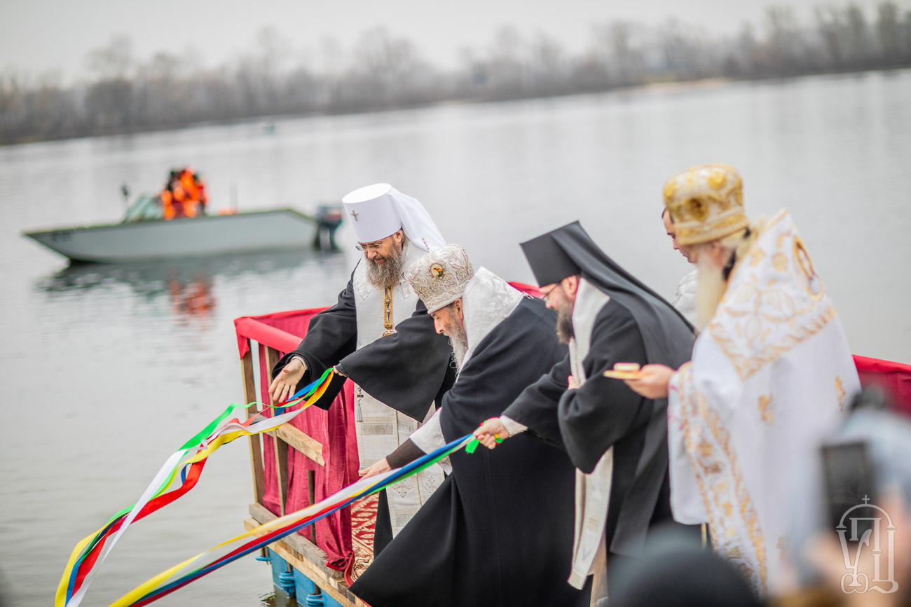 Le jour de la Théophanie, le métropolite de Kiev Onuphre a béni les eaux du Dniepr