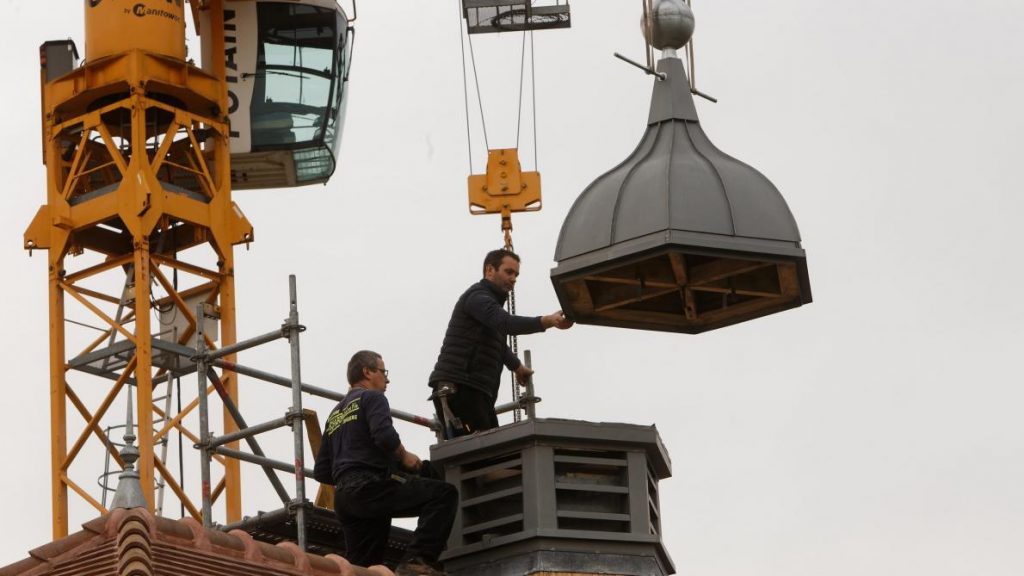 Pose de la coupole sur le toit de la future église Saint-Nicolas à Troyes