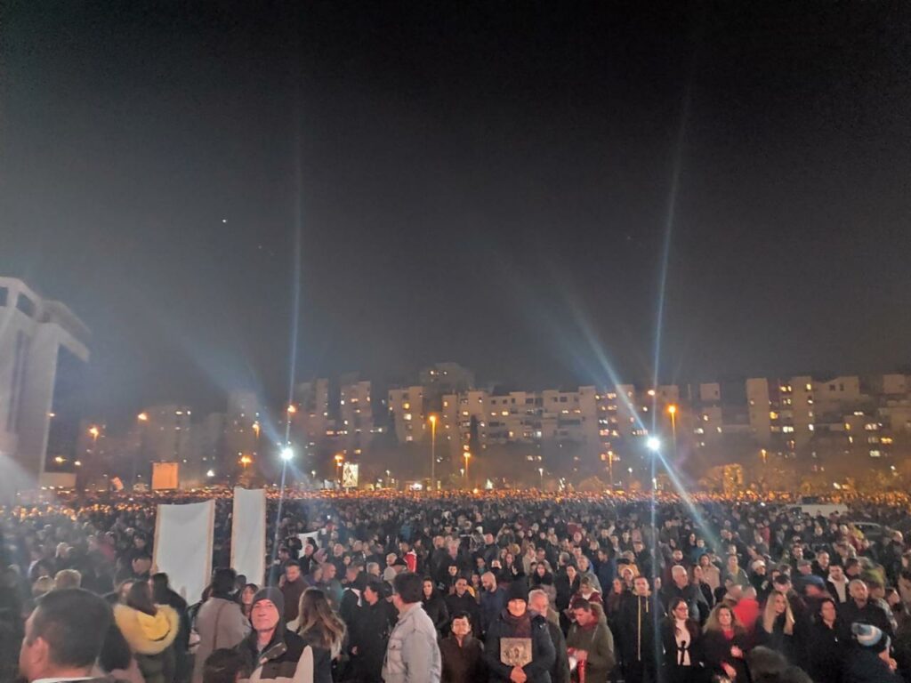 Plus de 50 000 fidèles en procession au Monténégro (Podgorica)