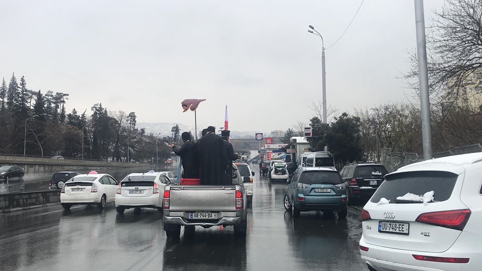 Les prêtres de l’Église orthodoxe de géorgie ont aspergé les rues de la capitale avec de l’eau bénite