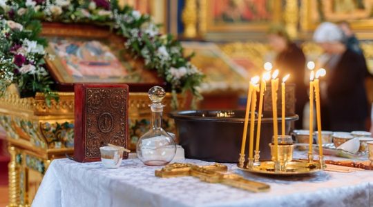 L’office des saintes huiles selon le rite raccourci établi par le Saint-Synode de l’Église orthodoxe russe