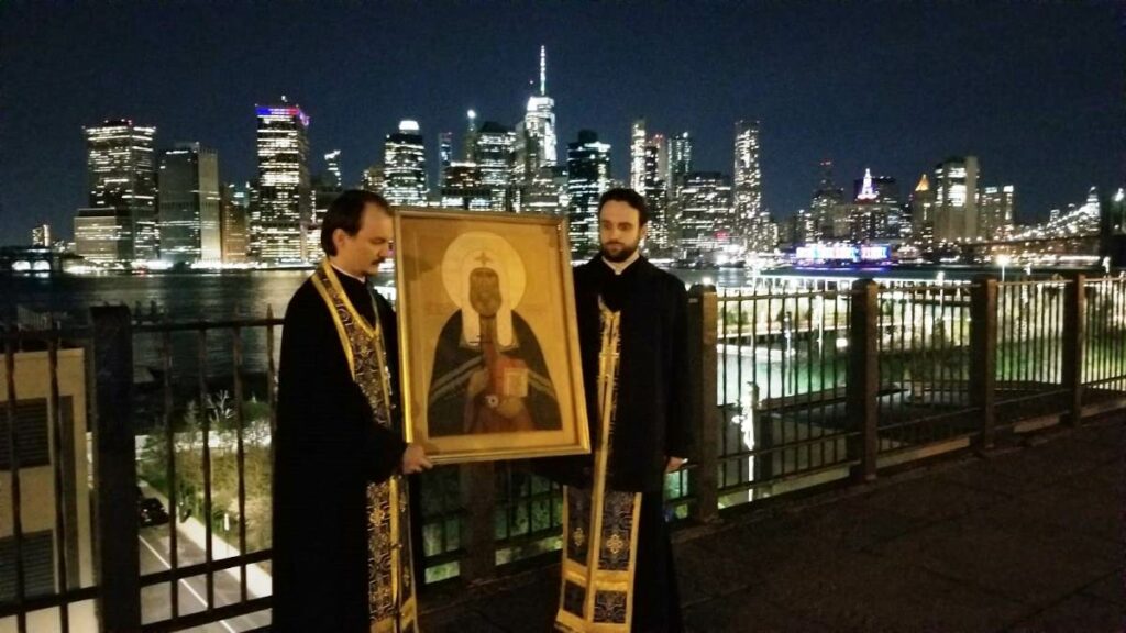 Une procession en automobile avec l’icône du saint patriarche Tikhon a été organisée à New York