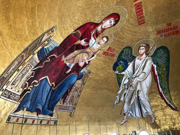 Libérées des échafaudages, les mosaïques de l’abside de la cathédrale de Bucarest sont désormais visibles